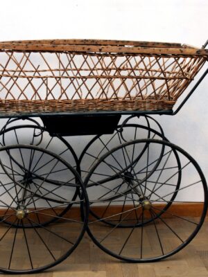 Carrozzina in legno e ferro