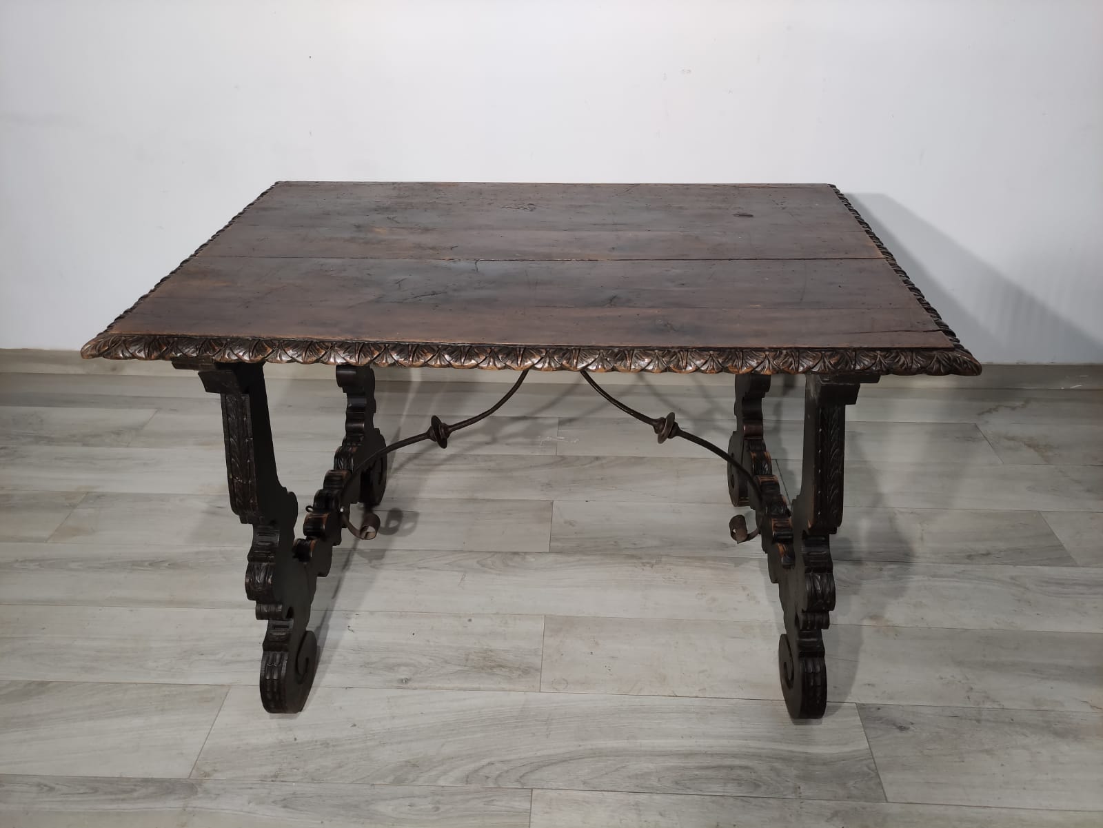 Tavolo Fratino di modeste dimensioni