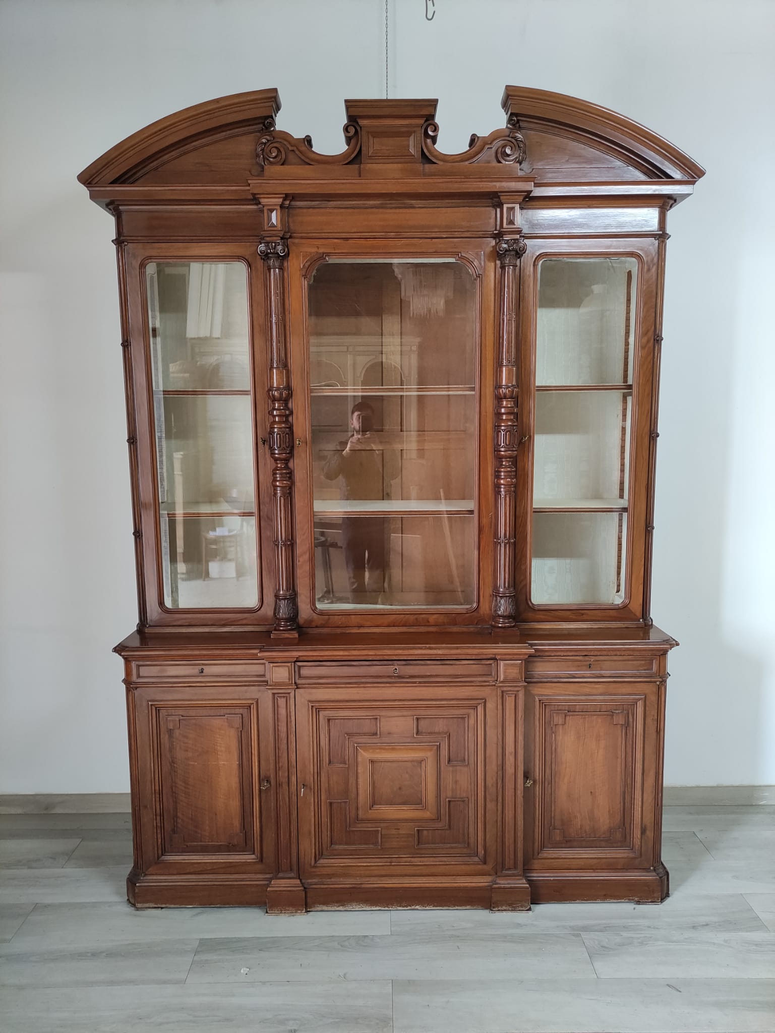 Libreria in massello di noce