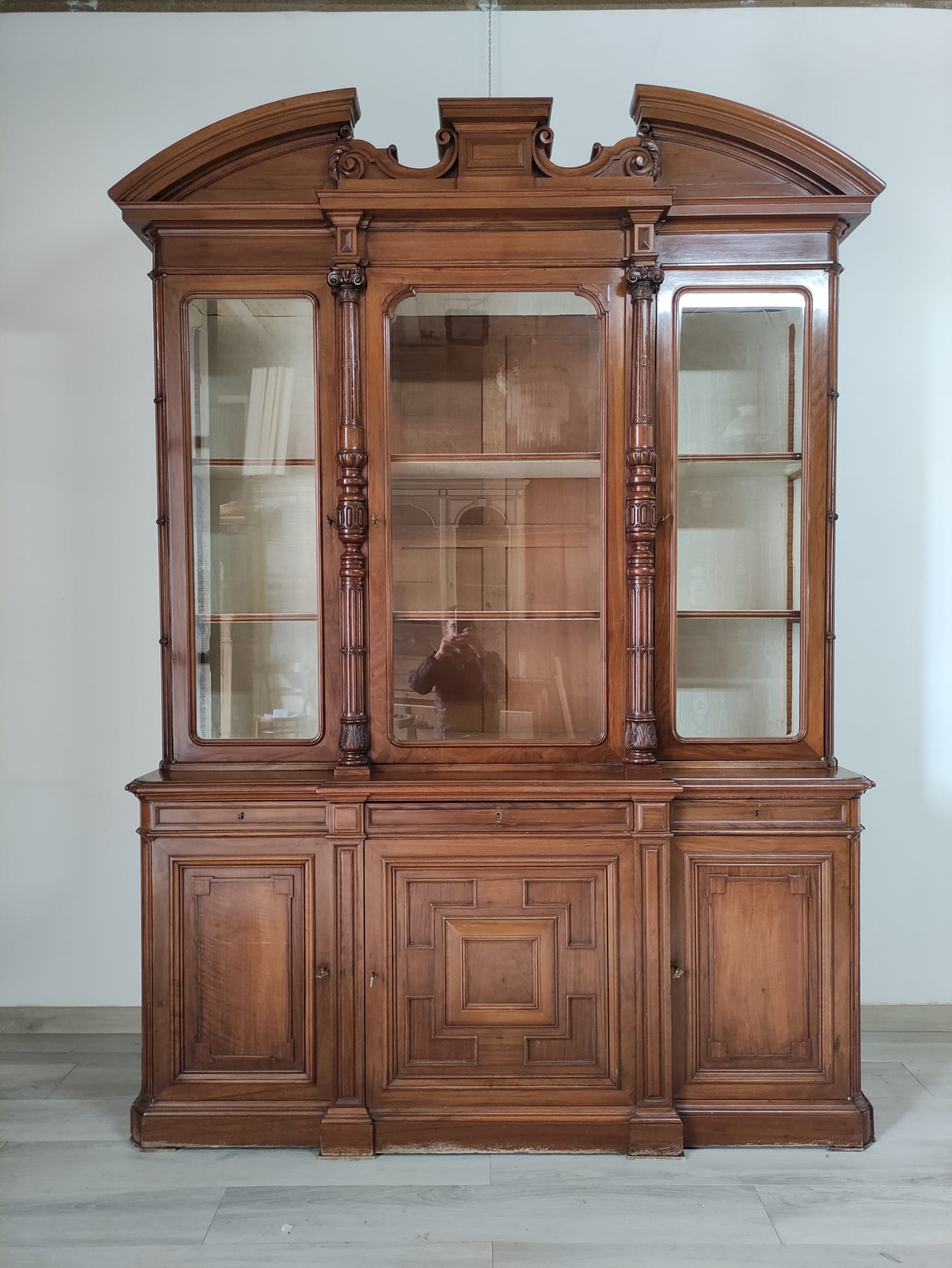 Libreria in massello di noce - immagine 2