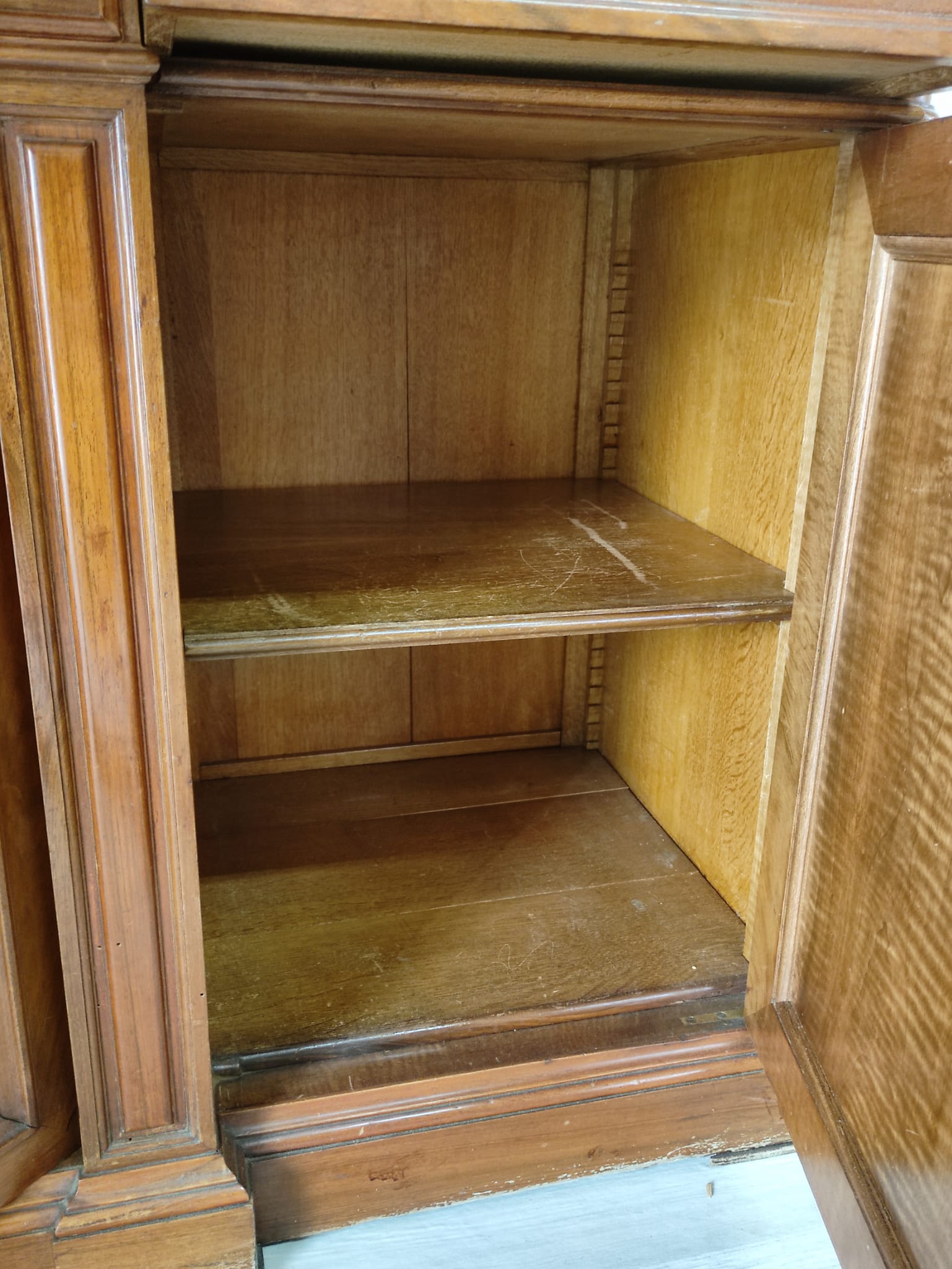 Libreria in massello di noce - immagine 13