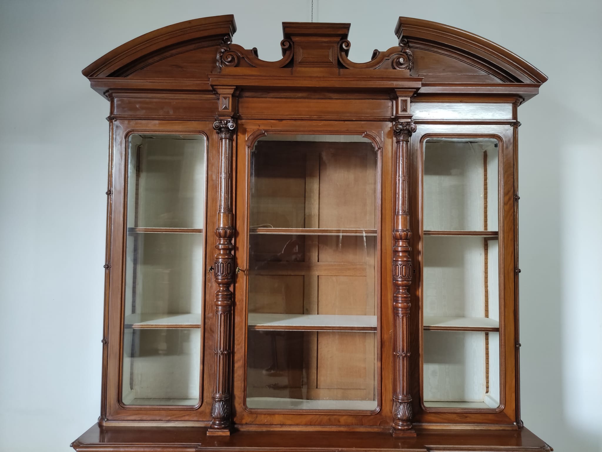 Libreria in massello di noce - immagine 3