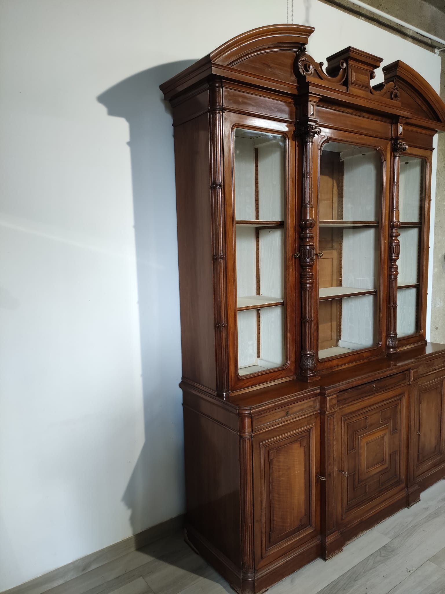 Libreria in massello di noce - immagine 5