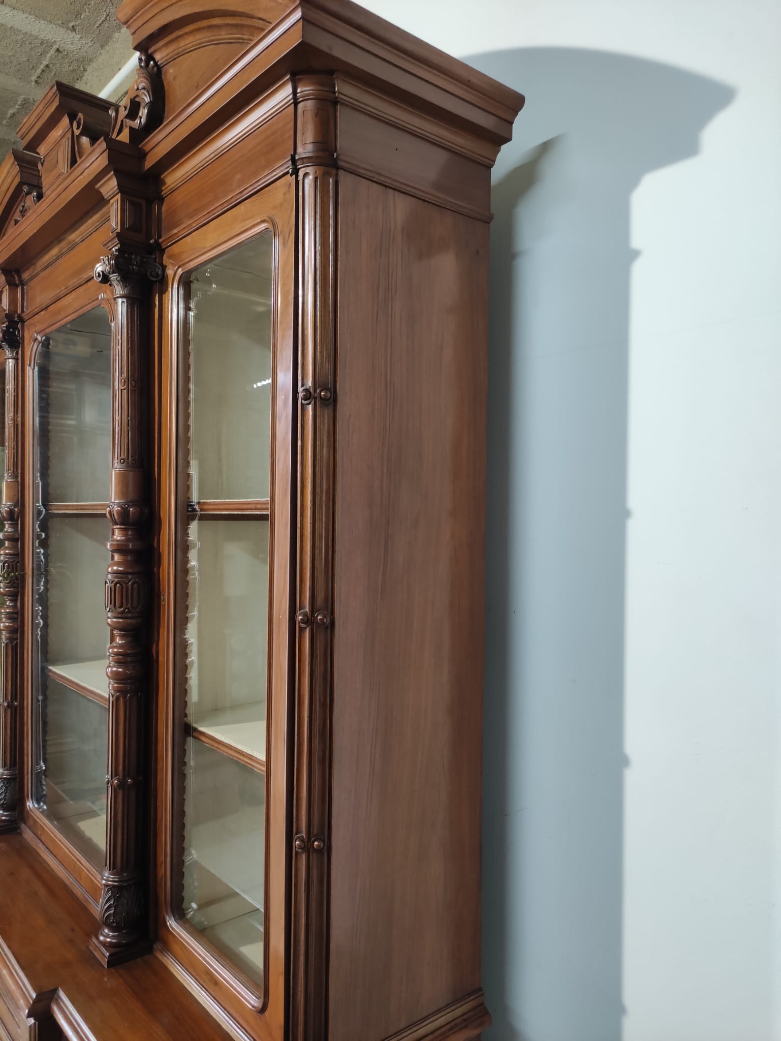 Libreria in massello di noce - immagine 7