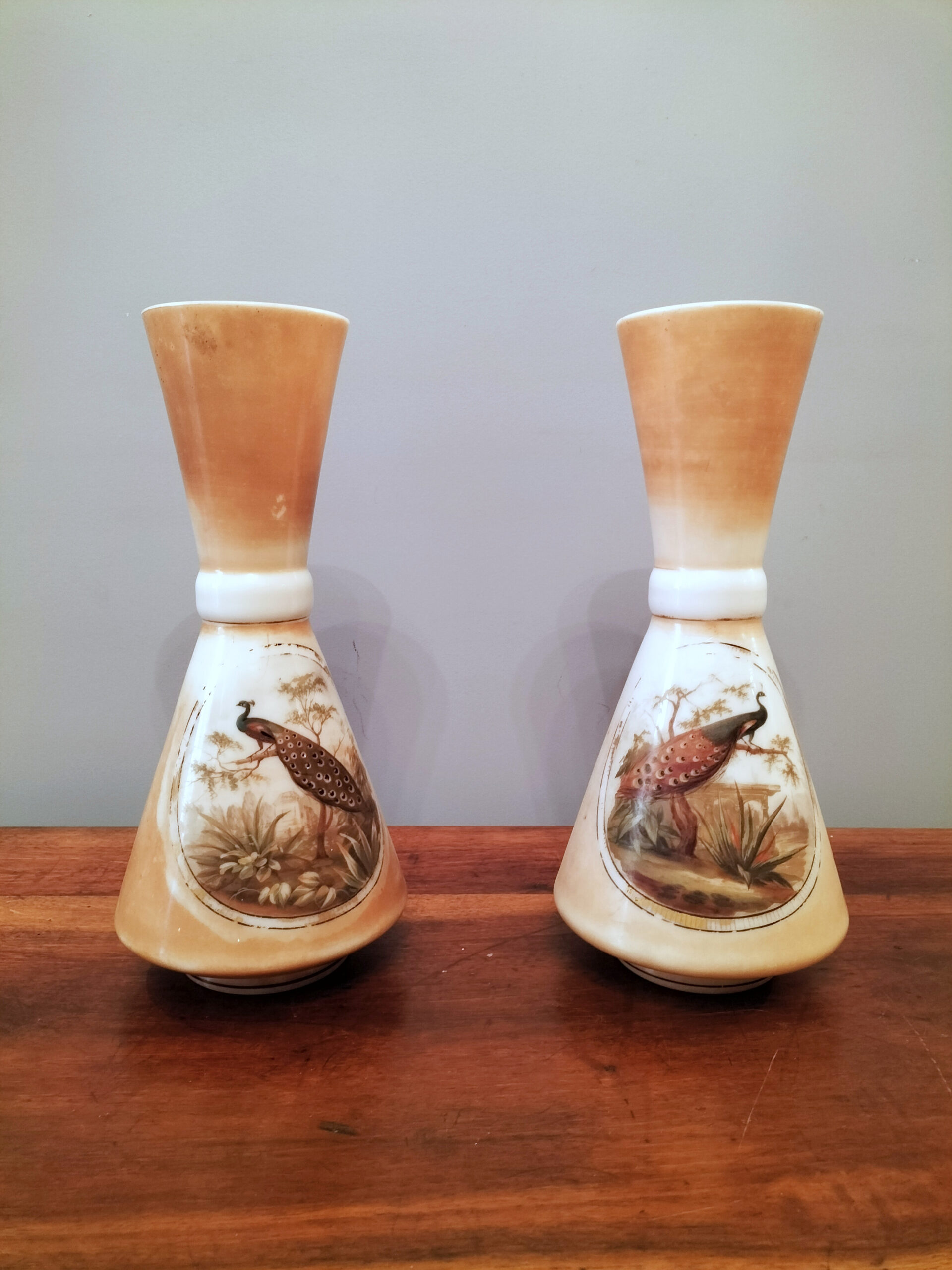 Coppia di vasi in opalina