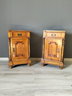 Coppia di comodini umbertini