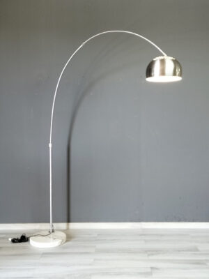 Lampada da terra ad arco di Flos