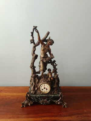 Scultura Liberty con orologio