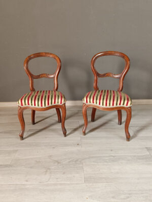 Coppia di sedie a medaglione