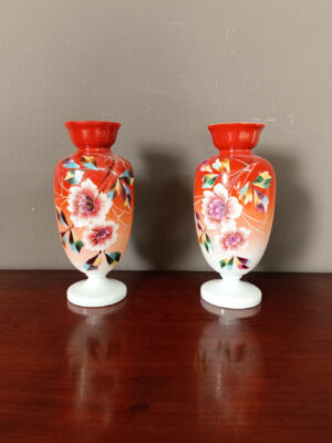 Coppia di vasi in opalina