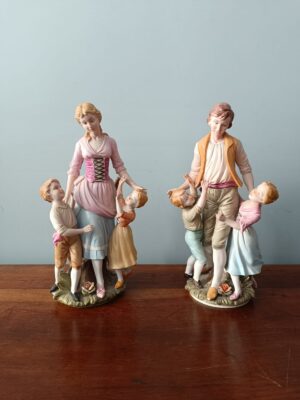 Coppia di statuette in biscuit