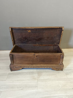 Piccola cassapanca in castagno