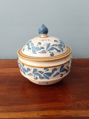 Zuppiera antica in maiolica